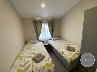 The Retreat 1 - Hot tub Lodge, pet friendly, WiFi & bed linen- Golden Palm Resort - Meadow Lakes Caravan & Lodge Hire - Chapel Saint Leonards - 2