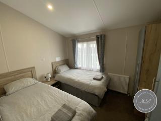 The Retreat 1 - Hot tub Lodge, pet friendly, WiFi & bed linen- Golden Palm Resort - Meadow Lakes Caravan & Lodge Hire - Chapel Saint Leonards - 1
