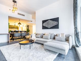 Lakeside Serenity Retreat with Soothing Lake Views - Dubai - 2