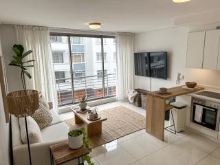 Luxury 1BR Green Point - Walk to Sea Point Promenade! Rooftop Pool, Secure Parking - Cidade Do Cabo - 9