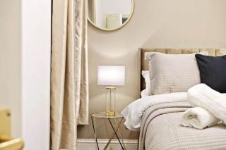 Stylish 2BR Luxury Retreat with 65" Smart TV - Kent - 0