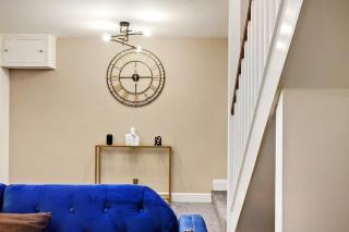 Stylish 2BR Luxury Retreat with 65" Smart TV - Kent - 8