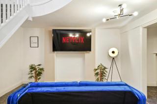 Stylish 2BR Luxury Retreat with 65" Smart TV - Kent - 6