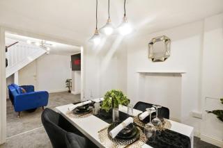 Stylish 2BR Luxury Retreat with 65" Smart TV - Kent - 4