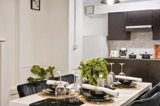 Stylish 2BR Luxury Retreat with 65" Smart TV - Kent - 1