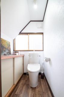 Immaculate Private Family Cottage with Hot Spring - 9