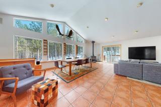 Lakeside Drive Retreat - 0