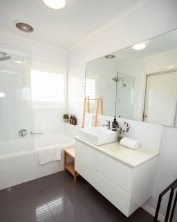 Beachside Getaway Bay Views North Shore VIC Sleeps 12 Free Wifi - 6