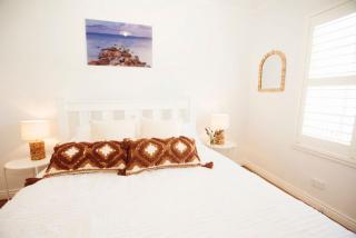 Beachside Getaway Bay Views North Shore VIC Sleeps 12 Free Wifi - 3