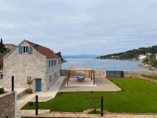 EST Villa DIOCLETIAN on Solta - luxurious villa, beachfront, private pool, outdoor BBQ, large terrace and garden, free parking - Wonderful privacy - Rogač - 7