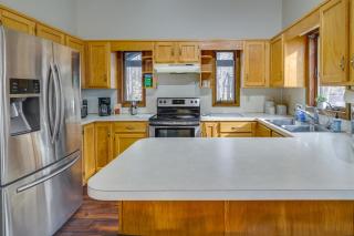 Lovely Poconos Cabin with Resort Amenities! - 9