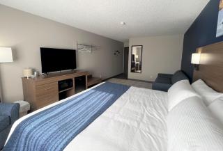 Hilltop Inn & Suites - Grove - 3