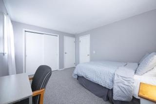 Cheerful home with free parking and WiFi - 6