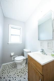 Cheerful home with free parking and WiFi - 5