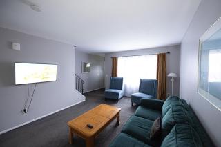 Cheerful home with free parking and WiFi - 1