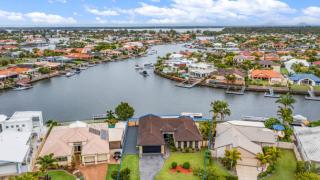 Tranquil Canal Front Holiday House - Banksia Beach - 0