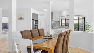 Tranquil Canal Front Holiday House - Banksia Beach - 6