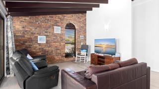 Pet Friendly - Stroll To The Beach - Entire House - Woorim - 8