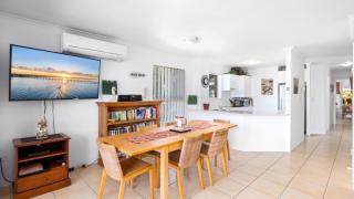 Beachside Unit With Air Con - Woorim - 5