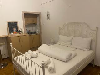Modern, ideally located studio apartment - Atene - 4