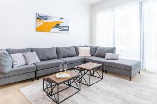 Stunning 2BR Apartment in Port De La Mer - Dubai - 9