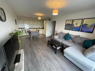 Balcony Marina Apartment With City Skyline Views - Free Secure Parking - 7