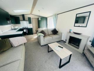 Evergreen Lodge with Hot Tub - York - 2