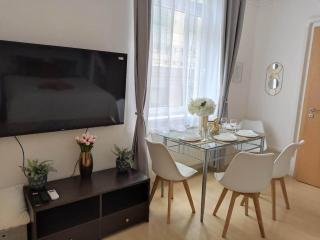 Trendy 2 ROOM Flat, next to Corvin Mall FREE Huge Garage! AC,DISHWASHER,WASHMACHINE, SMART TV - Budapest - 4