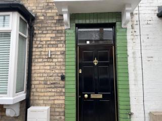 Pass the Keys Rathcool Gorgeous Terrace with Outdoor Living Cafes and Bars - Belfast - 9