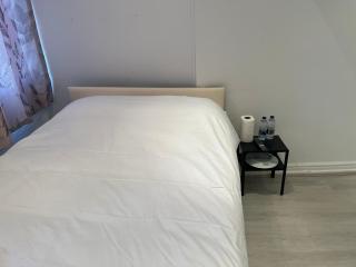 Y2 guest house - London - 9