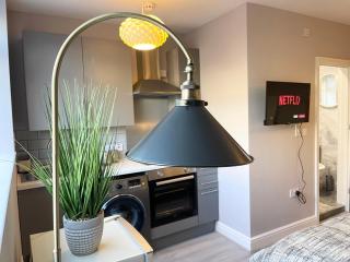 Lovely 1 bed Studio Apartment - - 6