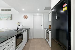 Fresh & Modern 2 BR Apartment in Sierra Grand - CoastHM - Gold Coast - 1