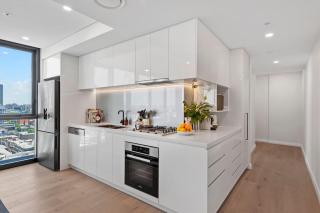 Prime Located Luxe 2 BR Sky Home/Sensational Views - 8