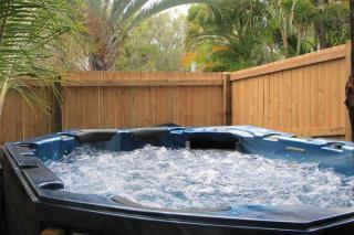 Bellevue Lodge Guest Favourite, Hot Spa, Walk to Town - 9