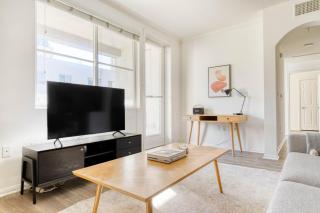 Hollywood 2BR w Gym Pool nr Chinese Theater LAX-230 - 9