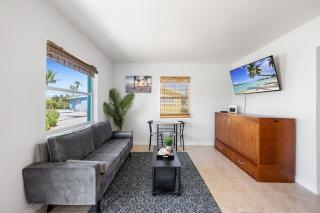 Cottage Bungalow Near Beach! King Bed with Pool & BBQ - Fort Myers - 2