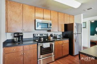 Stylish 4BR with Smart TV and Free Garage Parking - Austin - 6