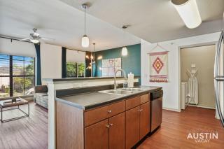 Stylish 4BR with Smart TV and Free Garage Parking - Austin - 1
