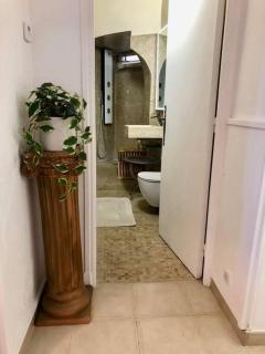 Ulysse, Appartement Spacieux au Centre Historique d'Uzès en rez-de-chaussée avec extérieur, proche parking des Marroniers - 4