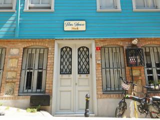 Tilas - Rooms in 19th Century Wooden Townhouse,Kadikoy - 0