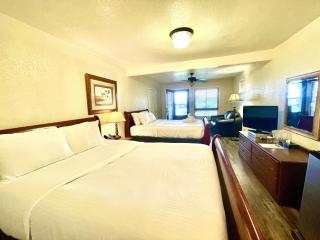 Lake view queen Guest Room with two queens, sleeper sofa and deck overlooking Lake Ouachita, Hotel Room - Mount Ida - 6