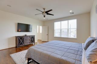 3-Story Home Near Museums, Nightlife & Downtown! - 2