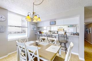 Newly decorated ground-floor suite steps from beach and pool w/views, WiFi - 1