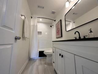 Vine City Home - Duplex - 3 Mins From GWCC & Mercedes- Benz Stadium - 4