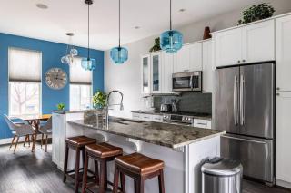 Family-Friendly 4BR Retreat Sleeps 12, Private Yard, Garage, Close to Stadiums, Casino & Downtown - 2