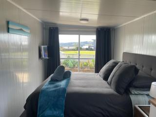 Raglan Seaview Cabin - 6