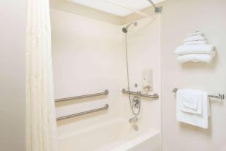 Super 8 by Wyndham Branson By Andy Williams Theatre - Branson - 3