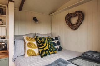 Luxury Shepherd's Hut on Meadow with Outdoor Bath in Mid Cornwall - 6