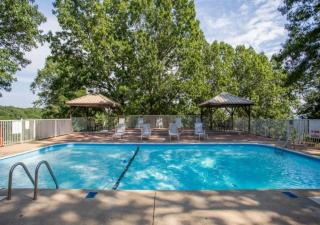 WALK-IN - WOODED 5-ACRE LAKE - HIKING TRAILS - Near SDC - 2 Pools - FREE TICKETS INCLUDED - NCH14-6 - Reeds Spring - 7