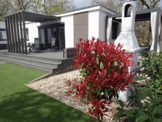 Bowery Guest Houses - Árnyas vendégházak - jakuzzi használattal - 9